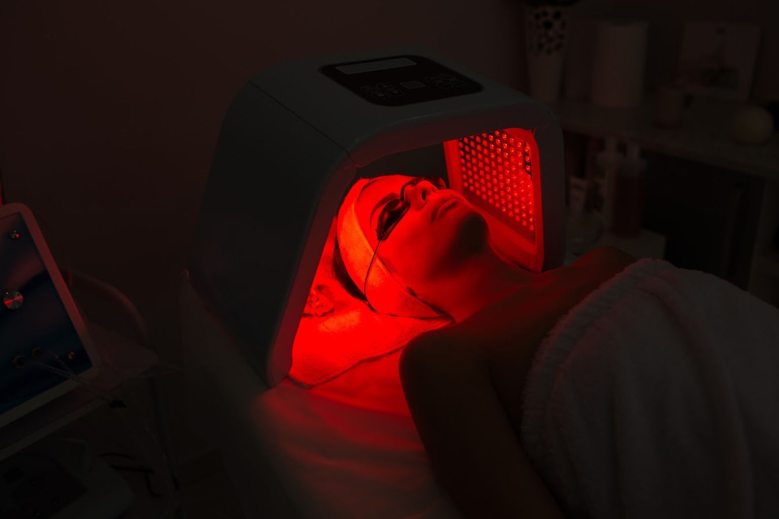 Women undergoing RED LIGHT THERAPY ULTRA SLIM | APEX Performance & Aesthetics in Sandy, UT